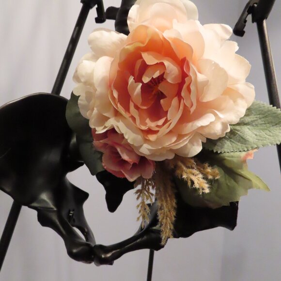 Hand Made - Beautiful - Black Skeleton Bust and Torso with Silk Flowers - Picture 4 of 6